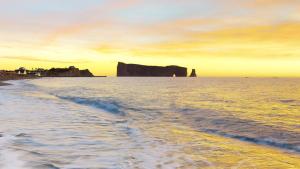 una vista sulla spiaggia con una scogliera nell'oceano di Riotel Perce a Perce