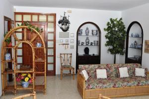 IguesteにあるVilla GUACIMARAのリビングルーム(ソファ、椅子付)