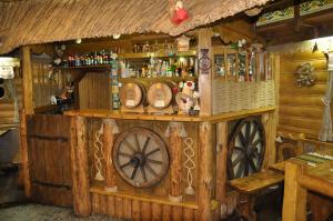 a bar in a cabin with a bar counter at Сосновий Двір in Kosiv