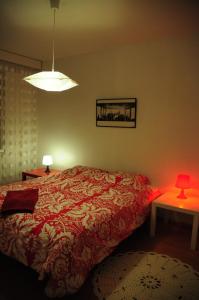 Кровать или кровати в номере Aliisa's Apartment
