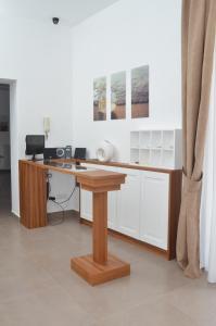 ナポリにあるB&B La Movidaの部屋内の木製デスク付きオフィス