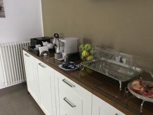 Una encimera de cocina con fregadero y microondas. en B&B La Movida, en Nápoles