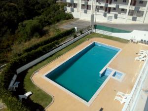 - une vue sur la piscine située dans un bâtiment dans l'établissement Albufeira INN - Casa do Parque - Elimar 5 T1, à Albufeira
