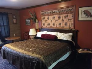 Tempat tidur dalam kamar di Colony inn motel