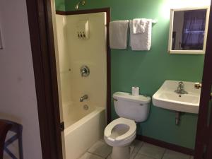 Een badkamer bij Colony inn motel
