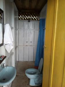 a small bathroom with a toilet and a sink at Birdglamping Los Arboles Hotel in Salento