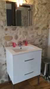 La salle de bains est pourvue d'un lavabo blanc et d'un miroir. dans l'établissement La Chabottine Vercors, à Saint-Just-de-Claix