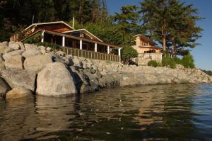 Imagen de la galería de Blitz Beach House Oceanside Suite, en Powell River