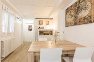 ボローニャにあるSweet Home Bologna 3のダイニングルーム(木製テーブル、白い椅子付)