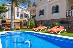 Bazén v ubytování Villa Karina Nerja nebo v jeho okolí