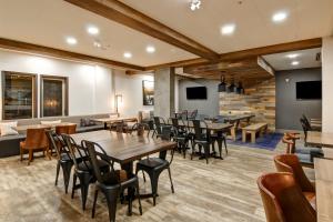 a restaurant with tables and chairs in a room at Canalta Lodge in Banff