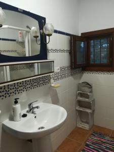 un baño con lavabo y espejo en Cortijo El Cerrillo, en Granada