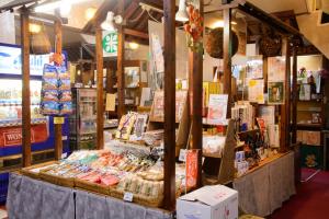 ein Geschäft mit einer Anzeige von Gegenständen auf einem Tisch in der Unterkunft Kochi Prince Hotel in Kōchi