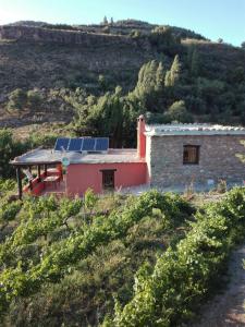 una casa con paneles solares en la cima de una colina en Cortijo El Cerrillo, en Granada
