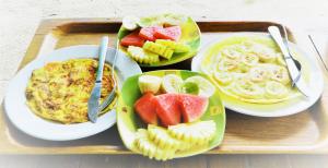 吉利美诺两兄弟旅馆的盘子上放着三盘早餐食品