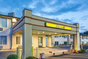 una gasolinera con un banco delante en Super 8 by Wyndham North Sioux City, en North Sioux City