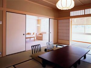 ein Esszimmer mit einem Tisch und Stühlen in einem Zimmer in der Unterkunft Usyounoie Sugiyama in Gifu