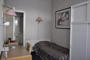 Postel nebo postele na pokoji v ubytování Hotel Mayflower