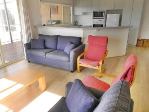 een woonkamer met een bank en 2 stoelen bij LIFE'S A BEACH in Mirador