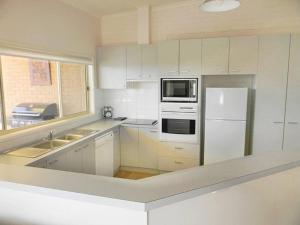 A kitchen or kitchenette at LIFE'S A BEACH