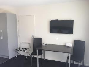TV a/nebo společenská místnost v ubytování Rolleston Highway Motel