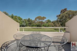A balcony or terrace at Horizons 518- Modern apartment on the Lake Jindabyne foreshore