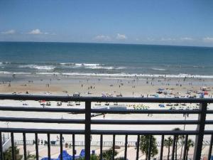 een uitzicht op een strand met veel mensen bij Ocean Walk 3BR 911-89 in Daytona Beach