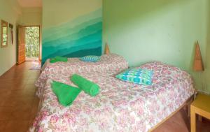 Ein Bett oder Betten in einem Zimmer der Unterkunft Chrissie's Hotel