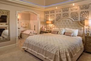 Ein Bett oder Betten in einem Zimmer der Unterkunft Cameo Heights Mansion and The Vine Fine Dining Restaurant
