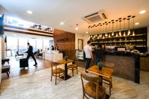 Area lounge atau bar di SIM Boutique Hotel