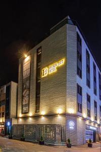 um edifício com uma placa que lê hotel energético em Brown-Dot Hotel Choeup em Busan