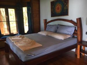 Кровать или кровати в номере Dugong Koh Sukorn