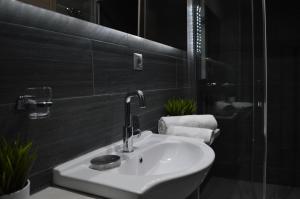 łazienka z białą umywalką i prysznicem w obiekcie Aqua Luxury Villas w mieście Nea Potidaea +22 zdjęcia