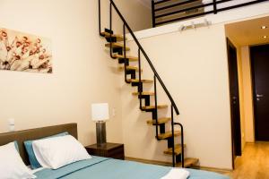 クラクフにあるSauna Luxurious Apartmentのベッドルーム1室(ベッド1台付)、螺旋階段