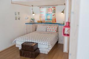 南海的住宿－13歐胡度假屋，一间小卧室,卧室内配有一张床铺