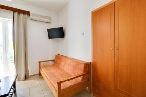 Televízia a/alebo spoločenská miestnosť v ubytovaní Marirena Hotel