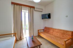sala de estar con sofá y mesa en Marirena Hotel, en Amoudara Herakliou