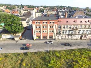 una vista aérea de un gran edificio en una ciudad en Apartament w starym browarze 2, en Kłodzko