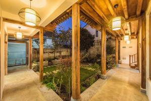 Um jardim no exterior de Dali Xian Jing Courtyard Inn