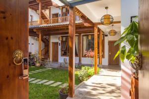 Um jardim no exterior de Dali Xian Jing Courtyard Inn