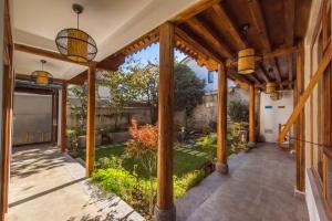 Um jardim no exterior de Dali Xian Jing Courtyard Inn