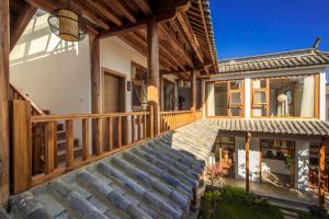 Uma varanda ou terraço em Dali Xian Jing Courtyard Inn