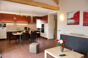 eine Küche und ein Wohnzimmer mit Tisch und Stühlen in der Unterkunft Les Hauts du Gevaudan in Montrodat