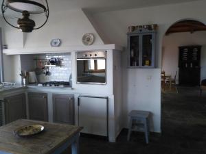 una cocina con horno y mesa. en Chelidonia, en Steni Vala Alonissos