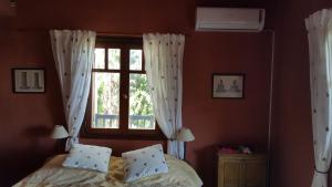 Steni Vala AlonissosにあるChelidoniaのベッドルーム(ベッド1台、窓付)