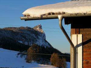 Vista generica sulle montagne o vista sulle montagne dall'interno dell'agriturismo