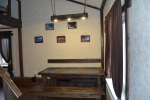 シェレゲシュにあるКвартира-шалеの木製テーブルと壁画が備わるお部屋