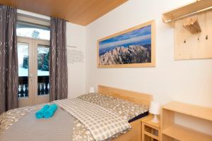 1 dormitorio con cama y ventana en Vila Lipa en Bled