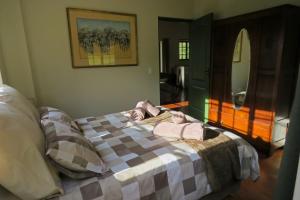 um quarto com uma cama com toalhas cor-de-rosa em Out of Plett em Plettenberg Bay