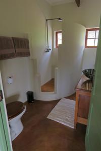 łazienka z toaletą i umywalką w pokoju w obiekcie Out of Plett w mieście Plettenberg Bay